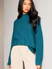 Grün - Lipsy Kuscheliger, gerippter Strickpullover mit Zopfmuster und hohem Kragen - Bild 4 von 4