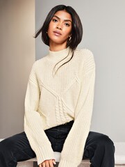 Elfenbeinweiß - Lipsy Kuscheliger, gerippter Strickpullover mit Zopfmuster und hohem Kragen - Bild 1 von 4