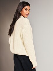 Elfenbeinweiß - Lipsy Kuscheliger, gerippter Strickpullover mit Zopfmuster und hohem Kragen - Bild 2 von 4