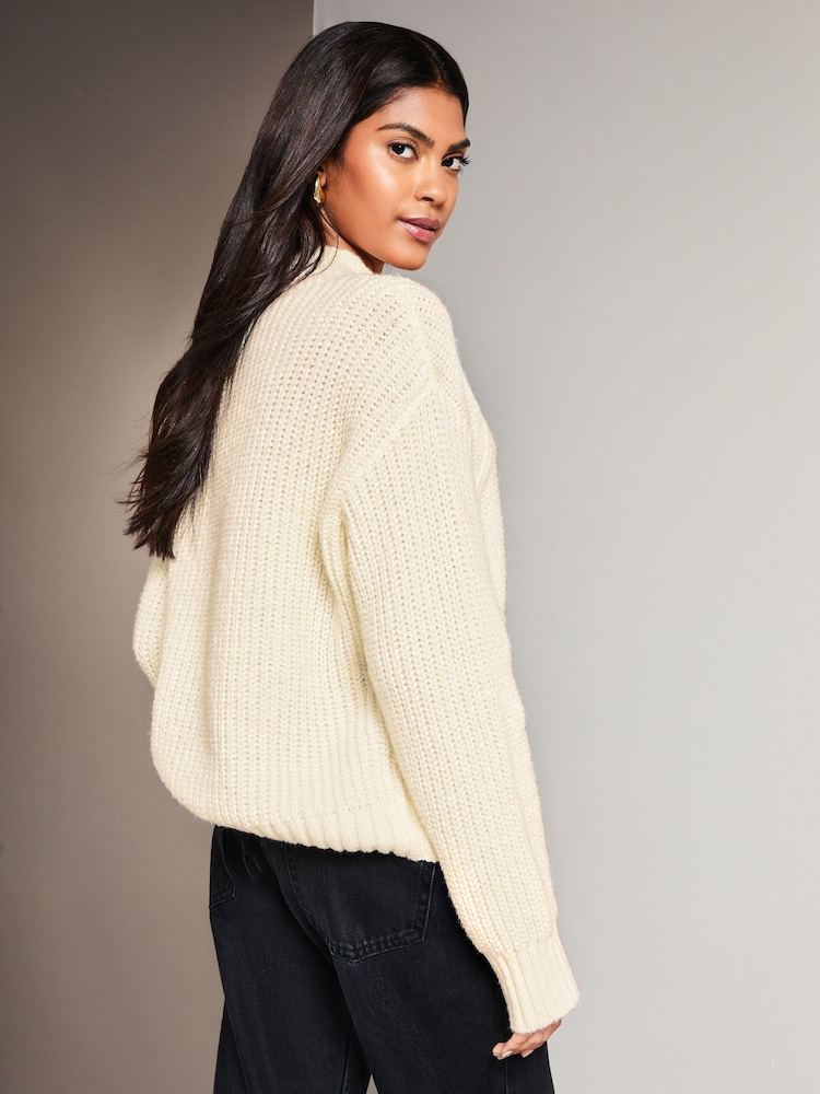 Elfenbeinweiß - Lipsy Kuscheliger, gerippter Strickpullover mit Zopfmuster und hohem Kragen - Bild 2 von 4