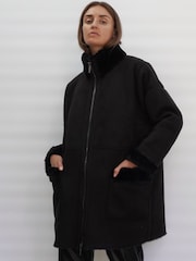 Schwarz - Religion Radiant Mantel aus Lammfellimitat mit Reißverschluss und aufgesetzten Taschen - Bild 1 von 5