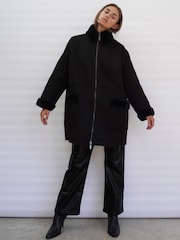 Schwarz - Religion Radiant Mantel aus Lammfellimitat mit Reißverschluss und aufgesetzten Taschen - Bild 4 von 5