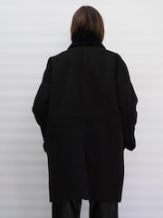 Schwarz - Religion Radiant Mantel aus Lammfellimitat mit Reißverschluss und aufgesetzten Taschen - Bild 5 von 5