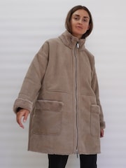 Braun - Religion Radiant Mantel aus Lammfellimitat mit Reißverschluss und aufgesetzten Taschen - Bild 1 von 5