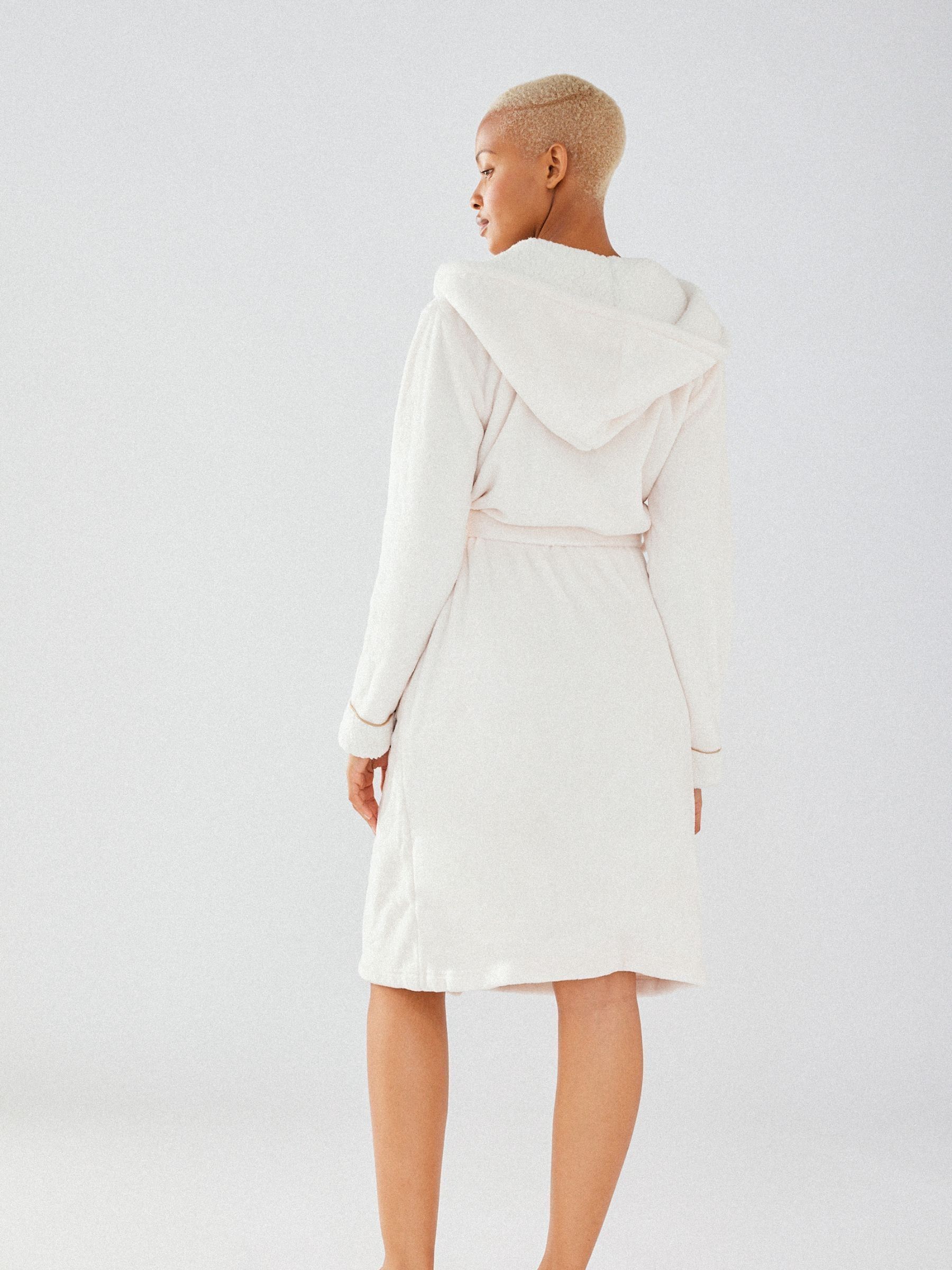 Chelsea Peers White Fluffy Dressing Gown - Image 4 of 5