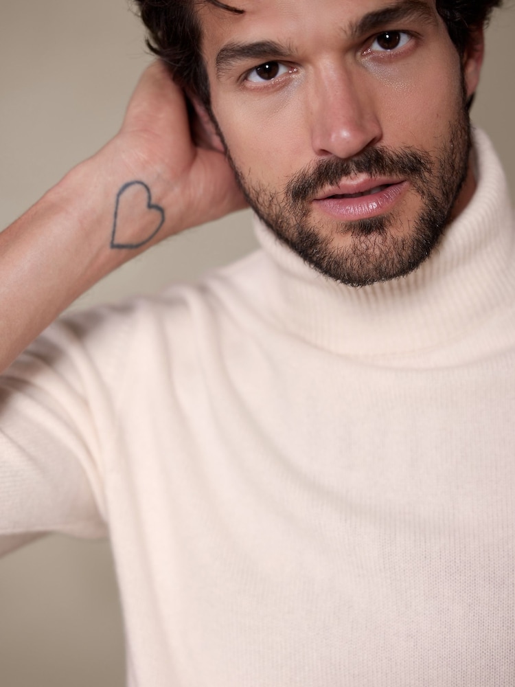 Banana Republic White Urbino Cashmere Turtleneck Jumper - Image 2 of 3 Banana Republic White Urbino Cashmere Turtleneck Jumper - Image 2 of 3