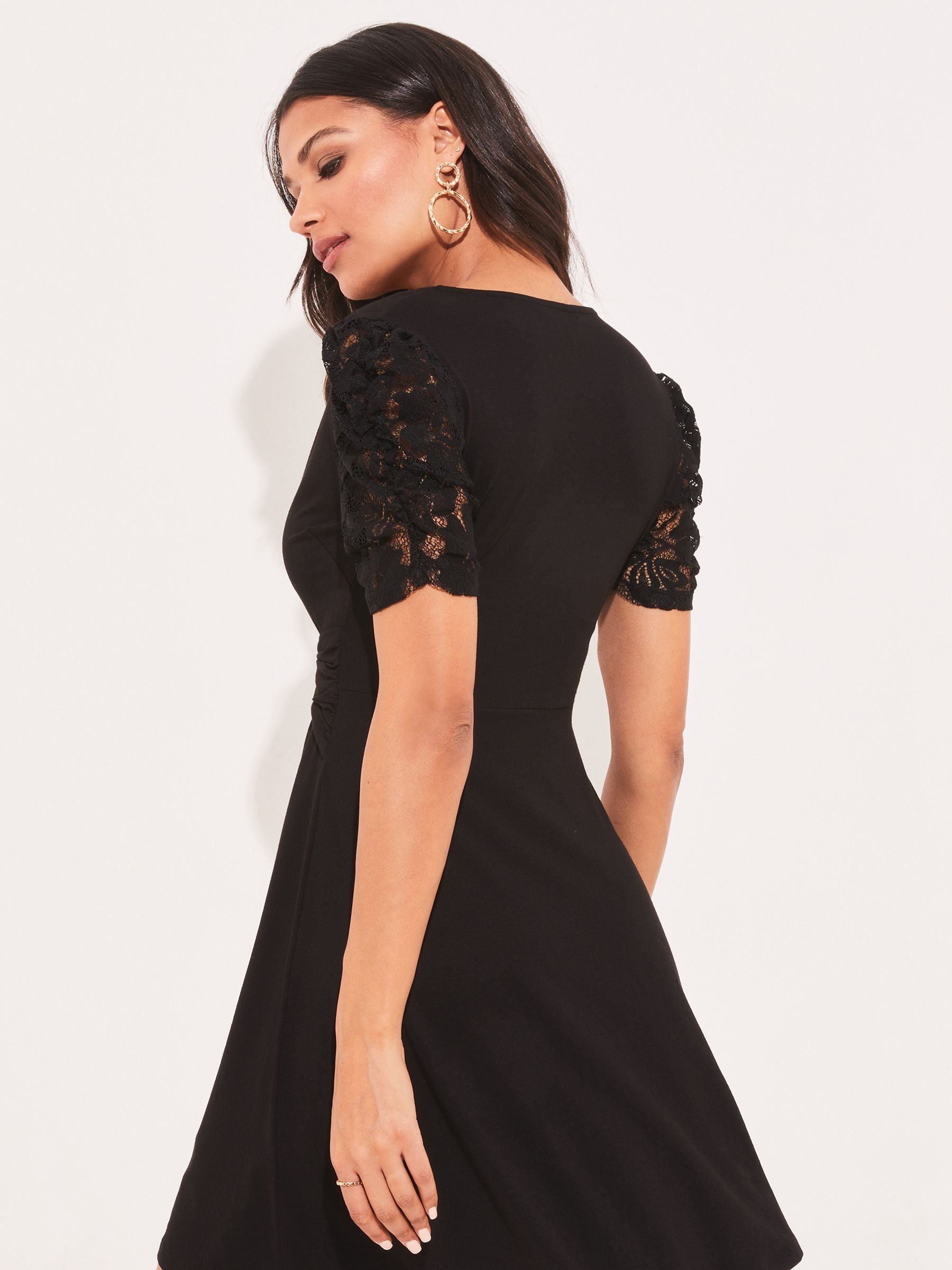 Robe patineuse dentelle noire top