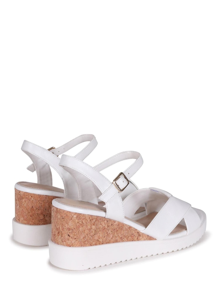 Weiß - Linzi Infinate Sandalen mit Keilabsatz und verflochtenen Vorderriemen - Bild 4 von 4