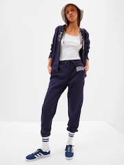 Azul marino - Pantalones de chándal con forro polar y logotipo en arco de estilo vintage de Gap - Imagen 5 de 6