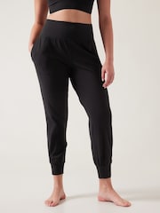 Черный - Athleta Salutation завышенная талия Pocket Yoga Joggers - Изображение 1 из 8