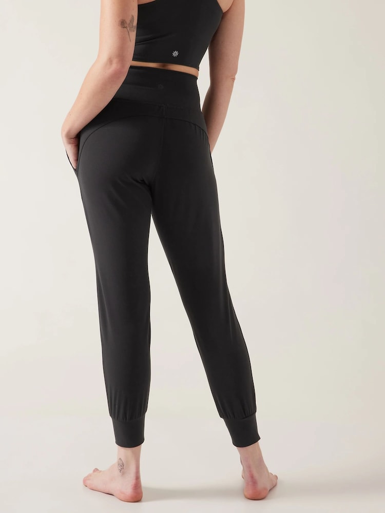 Черный - Athleta Salutation завышенная талия Pocket Yoga Joggers - Изображение 2 из 8
