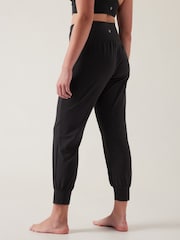 Черный - Athleta Salutation завышенная талия Pocket Yoga Joggers - Изображение 3 из 8