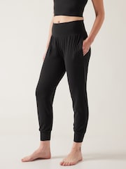 Черный - Athleta Salutation завышенная талия Pocket Yoga Joggers - Изображение 4 из 8