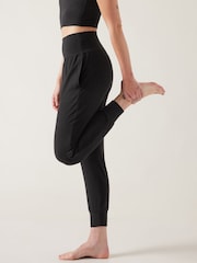 Черный - Athleta Salutation завышенная талия Pocket Yoga Joggers - Изображение 5 из 8