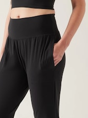 Черный - Athleta Salutation завышенная талия Pocket Yoga Joggers - Изображение 6 из 8