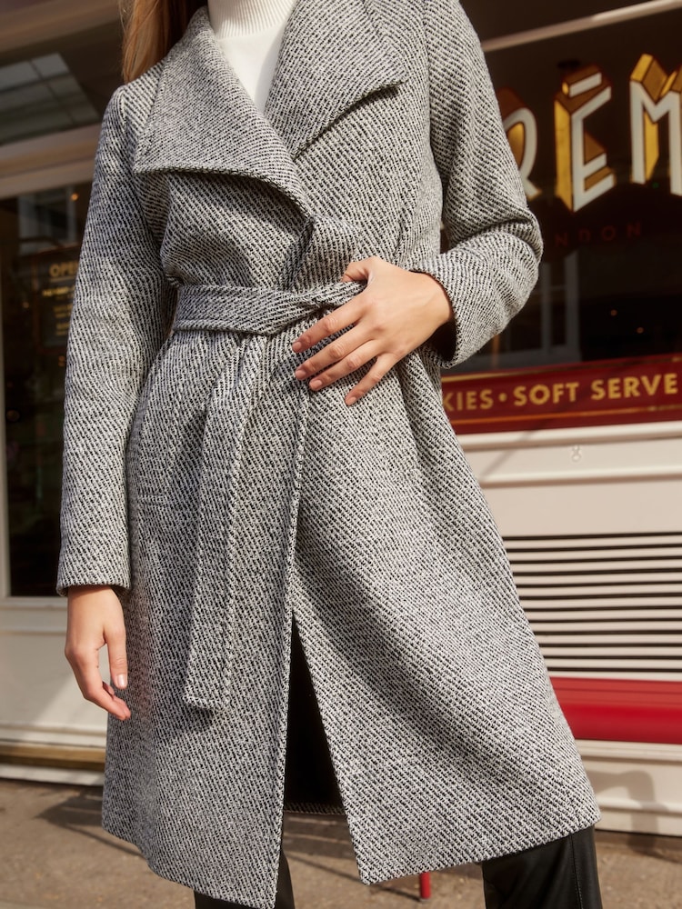 Schwarz/Weiß - Friends Like These Trenchcoat mit weiterem Stehkragen und Wickelgürtel - Bild 2 von 4 Schwarz/Weiß - Friends Like These Trenchcoat mit weiterem Stehkragen und Wickelgürtel - Bild 2 von 4