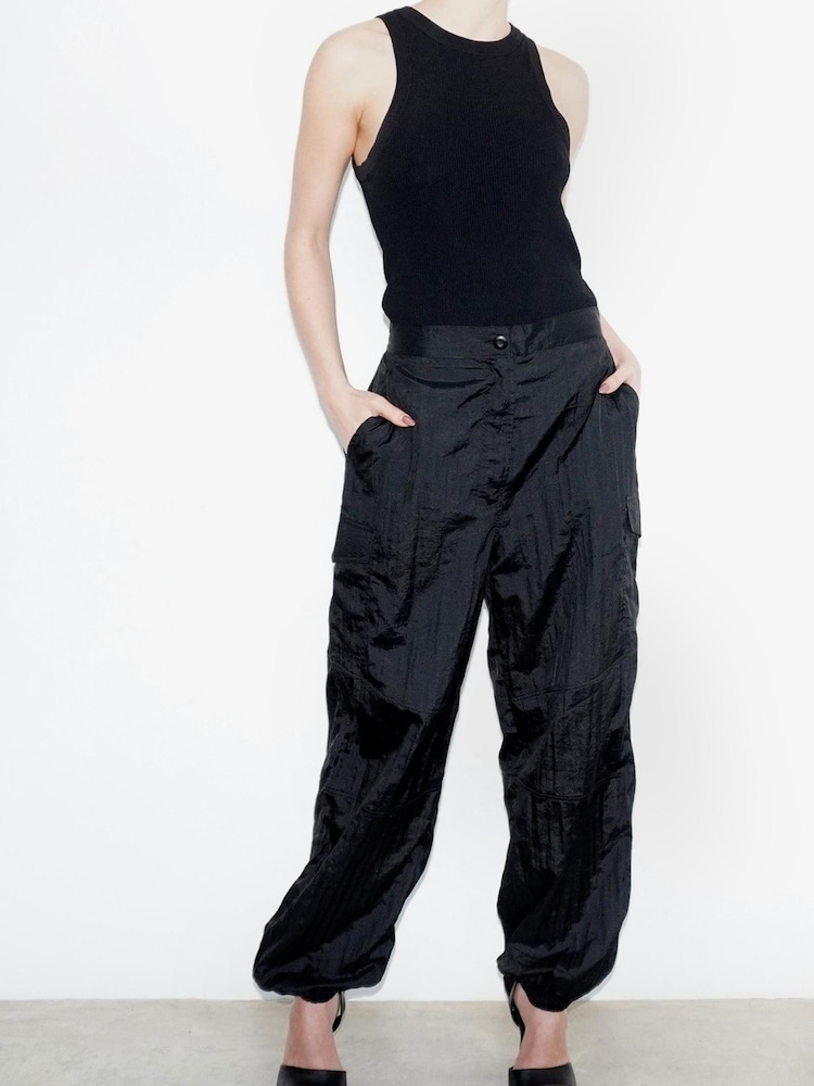 Schwarz - Religion Leichte Cargohose im Utility-Stil mit Bündchen, Grün - Bild 1 von 5 Schwarz - Religion Leichte Cargohose im Utility-Stil mit Bündchen, Grün - Bild 1 von 5