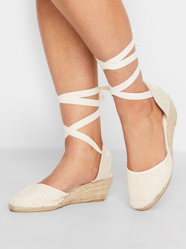 Weiß - Yours Curve Häkel-Espadrilles in extraweiter Passform mit geschlossener Zehenpartie - Bild 1 von 5