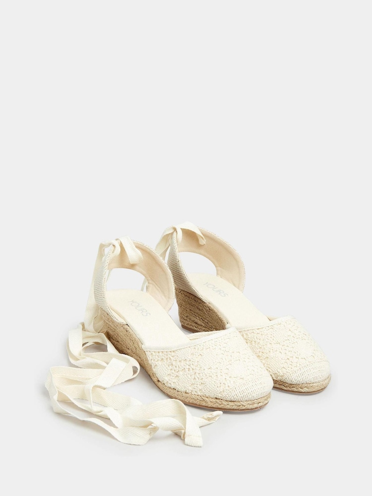 Weiß - Yours Curve Häkel-Espadrilles in extraweiter Passform mit geschlossener Zehenpartie - Bild 2 von 5 Weiß - Yours Curve Häkel-Espadrilles in extraweiter Passform mit geschlossener Zehenpartie - Bild 2 von 5