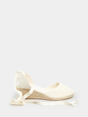 Weiß - Yours Curve Häkel-Espadrilles in extraweiter Passform mit geschlossener Zehenpartie - Bild 3 von 5
