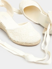 Weiß - Yours Curve Häkel-Espadrilles in extraweiter Passform mit geschlossener Zehenpartie - Bild 5 von 5