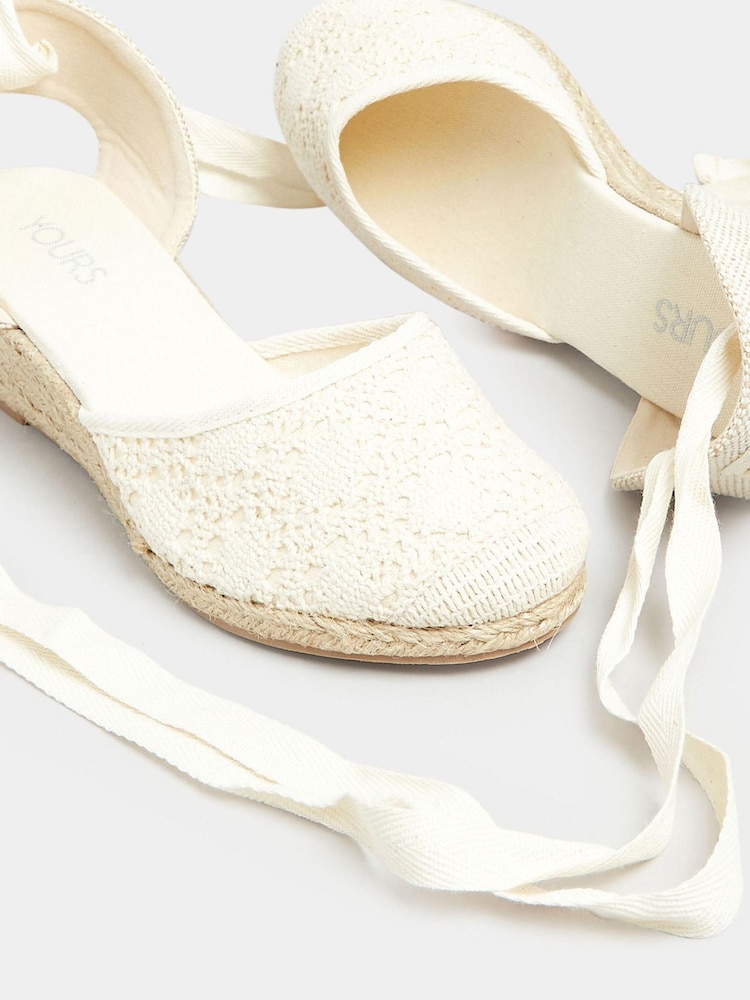 Weiß - Yours Curve Häkel-Espadrilles in extraweiter Passform mit geschlossener Zehenpartie - Bild 5 von 5