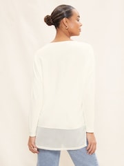 Weiß - Friends Like These Tunika-Top aus weichem Jersey mit Chiffon-Saum und V-Ausschnitt - Bild 2 von 4