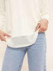 Weiß - Friends Like These Tunika-Top aus weichem Jersey mit Chiffon-Saum und V-Ausschnitt - Bild 4 von 4