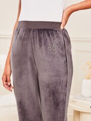 Grau - Lipsy Superweiche Jogginghose aus Velours mit Bündchen - Bild 4 von 4