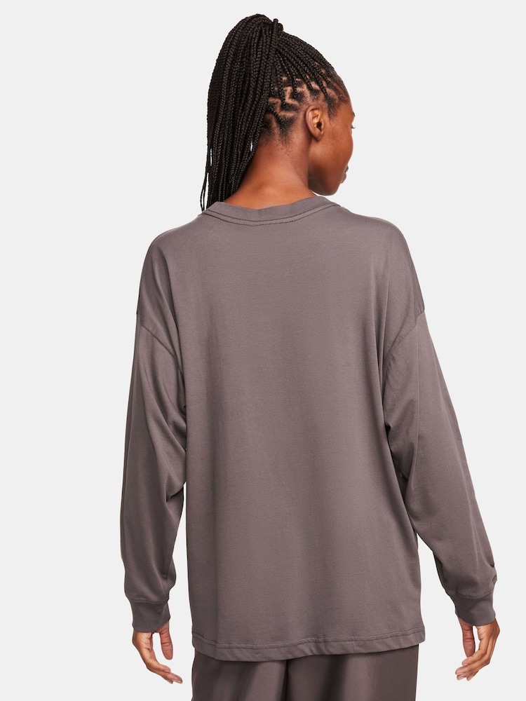 Nike light brown Oversized Mini Swoosh Long Sleeve 100% Cotton T-Shirt - Image 2 of 6 Nike light brown Oversized Mini Swoosh Long Sleeve 100% Cotton T-Shirt - Image 2 of 6