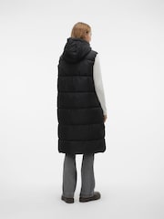 Черный - Удлиненный дутый жилет с капюшоном Vero Moda - Изображение 2 из 6