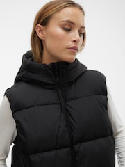 Черный - Удлиненный дутый жилет с капюшоном Vero Moda - Изображение 5 из 6