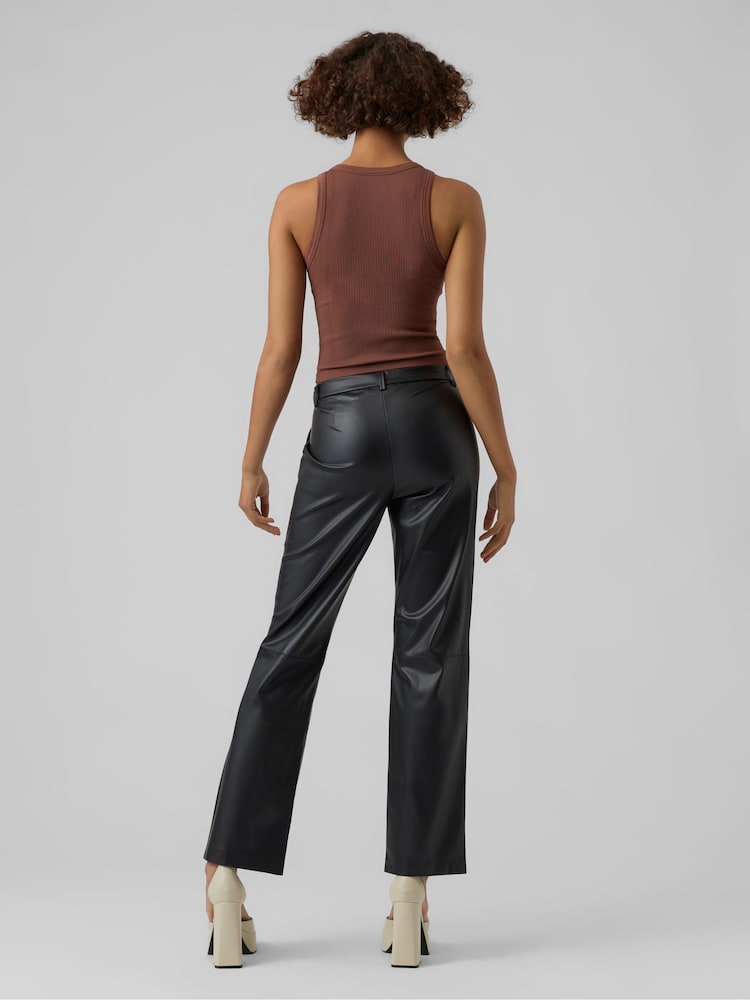 بنطلون جلد صناعي برجل مستقيمة من Vero Moda - صورة 2 من 5 بنطلون جلد صناعي برجل مستقيمة من Vero Moda - صورة 2 من 5