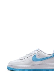Белый/цвет морской волны - Кроссовки Nike Air Force 1 (для подростков) - Изображение 2 из 9