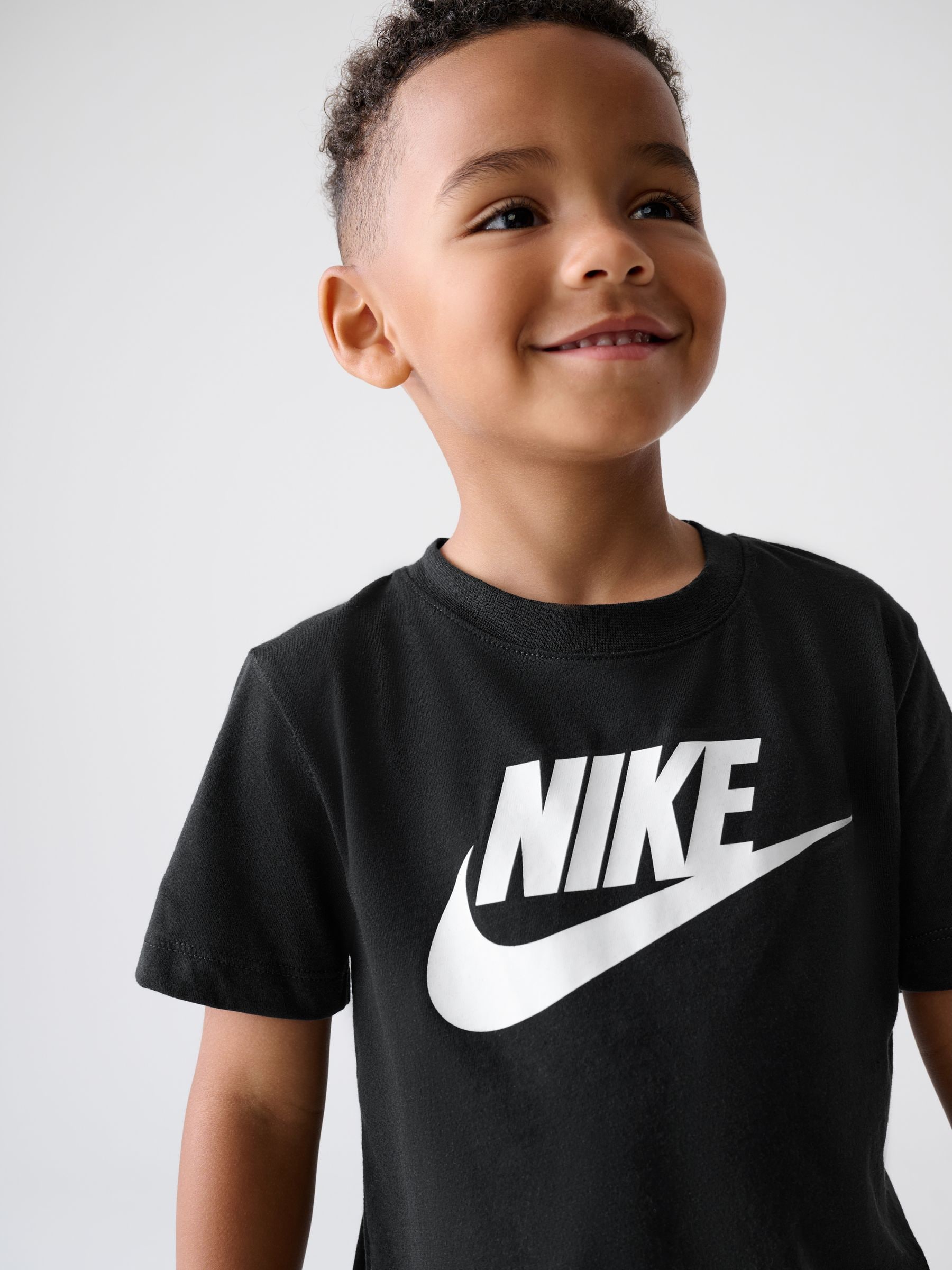 Next：日本 ブラック - Nike Club Tシャツ & ショートパンツセット
