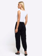 River Island Kurzgröße Utility-Cargohose mit Gürtel und Bündchen - Bild 2 von 4