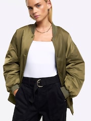 River Island Kurzgröße Utility-Cargohose mit Gürtel und Bündchen - Bild 3 von 4