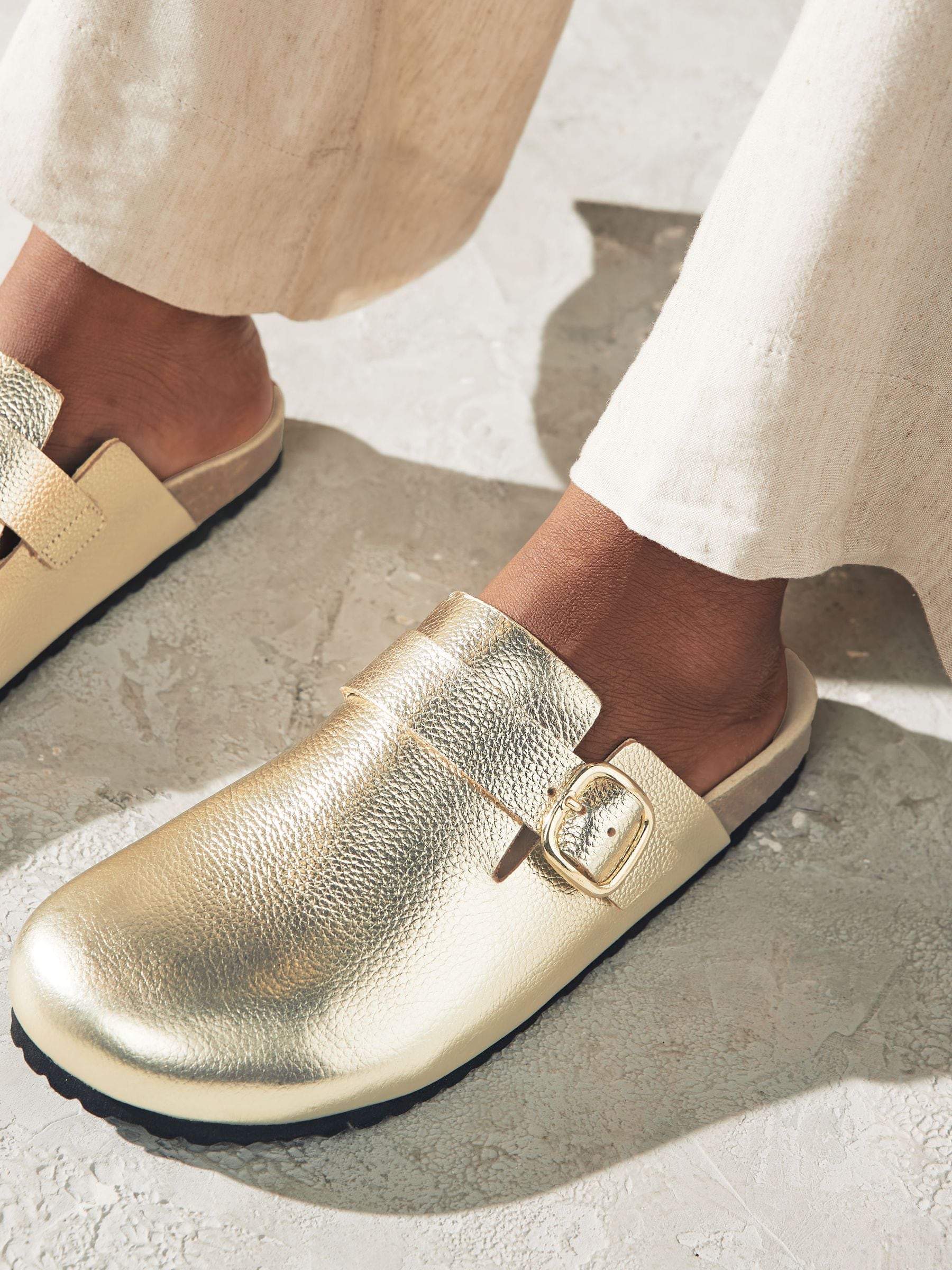 Gold clogs metallic outlet