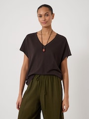 棕色 - Hush Rosalia Linen Blend V-Neck T-Shirt - 圖片 1/6