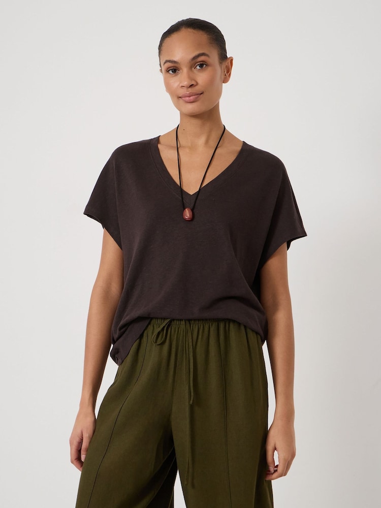 棕色 - Hush Rosalia Linen Blend V-Neck T-Shirt - 圖片 1/6