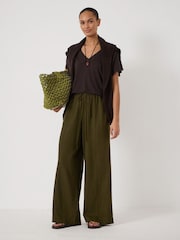 棕色 - Hush Rosalia Linen Blend V-Neck T-Shirt - 圖片 2/6