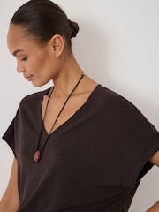 棕色 - Hush Rosalia Linen Blend V-Neck T-Shirt - 圖片 4/6