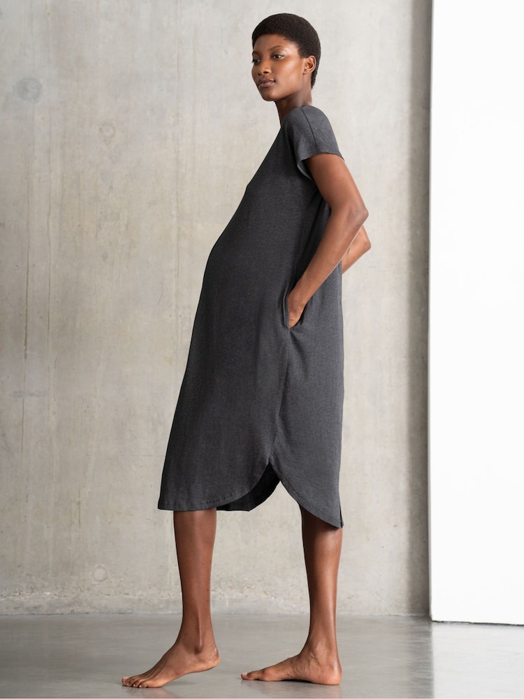 Vestido midi negro para parto y premamá de Seraphine - Imagen 2 de 6 Vestido midi negro para parto y premamá de Seraphine - Imagen 2 de 6