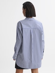 Camisa extragrande de algodón con rayas laterales Danica de Reiss - Imagen 4 de 6