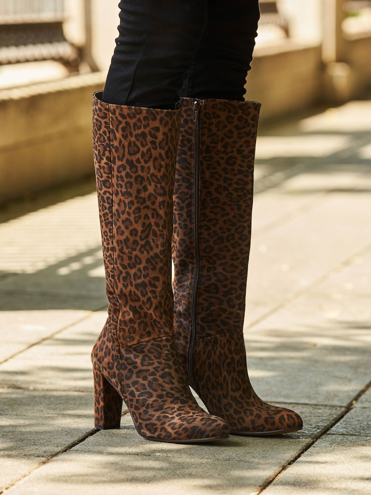 Animalprint/Braun - Sosandar Kniehohe Stiefel aus Veloursleder mit Reißverschluss - Bild 1 von 5 Animalprint/Braun - Sosandar Kniehohe Stiefel aus Veloursleder mit Reißverschluss - Bild 1 von 5