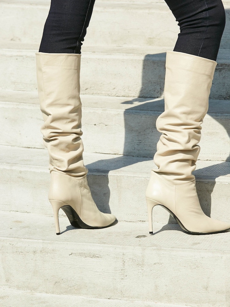 Creme - Sosandar Belle Leather Slouch Stiletto Heel Knee High Boots - Imagem 2 de 5