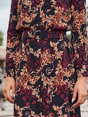 Sosandar Baroque Maxi-Hemdkleid mit Gürtel - Bild 5 von 5