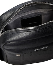 Calvin Klein Embossed Emblem Logo Reporter Bag - Imagen 2 de 4