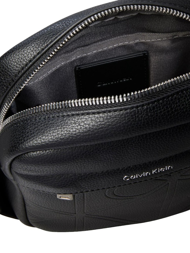 Calvin Klein Embossed Emblem Logo Reporter Bag - Imagen 2 de 4