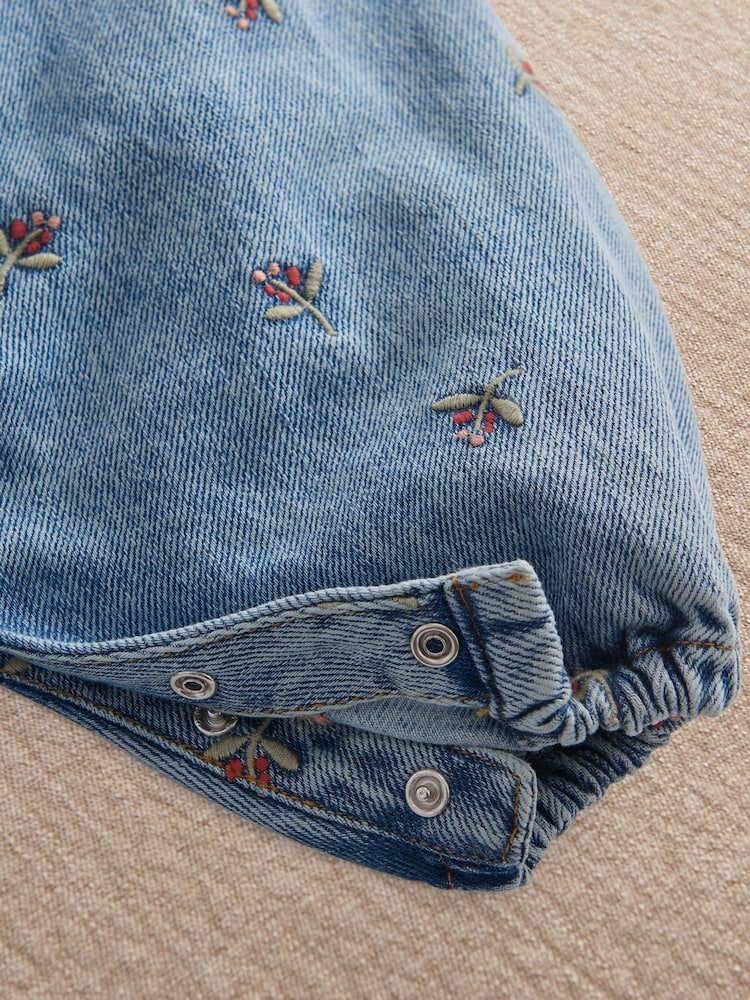 Mamas & Papas Berry Denim Hlače z naramnicami & Komplet rebrastega bodija - Slika 4 iz 4 Mamas & Papas Berry Denim Hlače z naramnicami & Komplet rebrastega bodija - Slika 4 iz 4